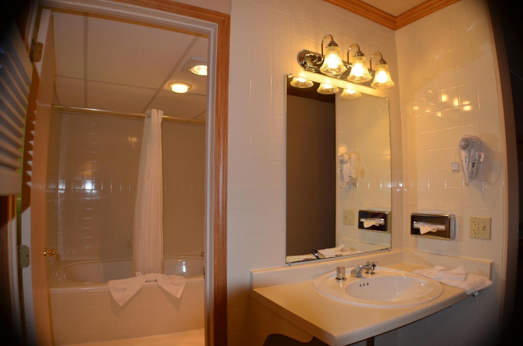 Amber'S Inn And Suites Wisconsin Dells Room photo