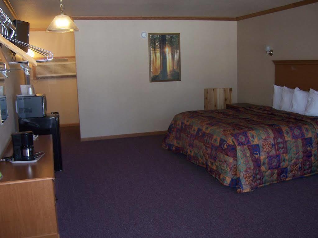 Amber'S Inn And Suites Wisconsin Dells Exterior photo